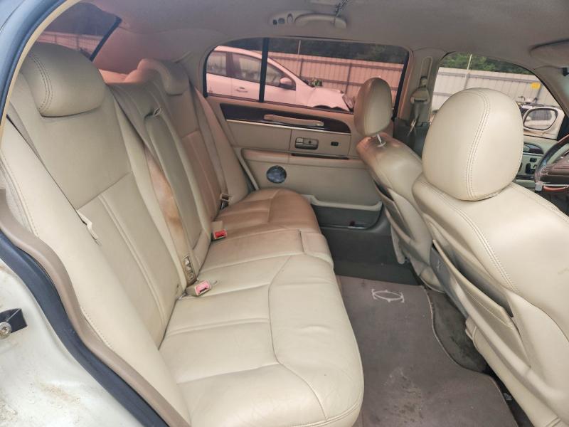 57487036 :رقم المزاد ، 1LNHM85W33Y700177 vin ، 2003 Lincoln Town Car مزاد بيع