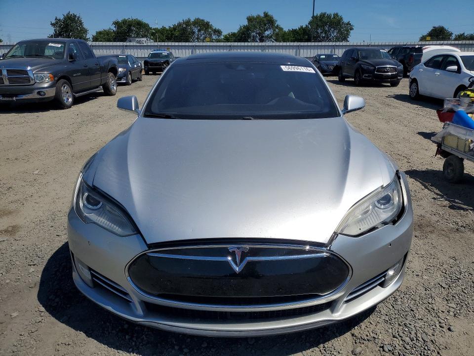 56996116 :رقم المزاد ، 5YJSA1E22FF120253 vin ، 2015 Tesla Model S مزاد بيع