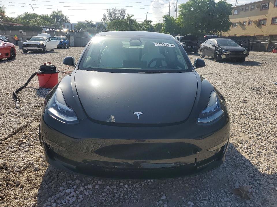 58221876 :رقم المزاد ، 5YJ3E1EB3NF261906 vin ، 2022 Tesla Model 3 مزاد بيع