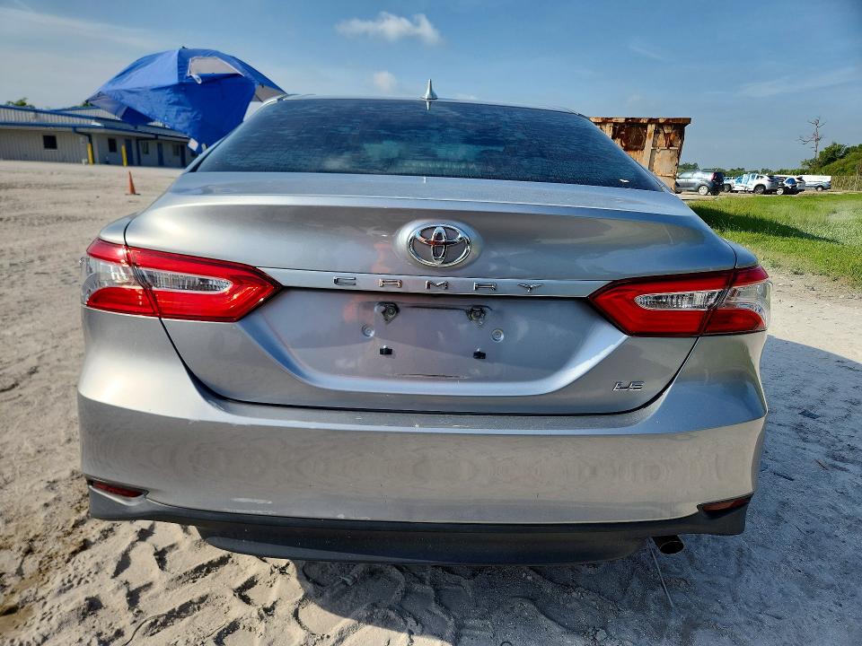 58240996 :رقم المزاد ، 4T1B11HK1KU232566 vin ، 2019 Toyota Camry مزاد بيع