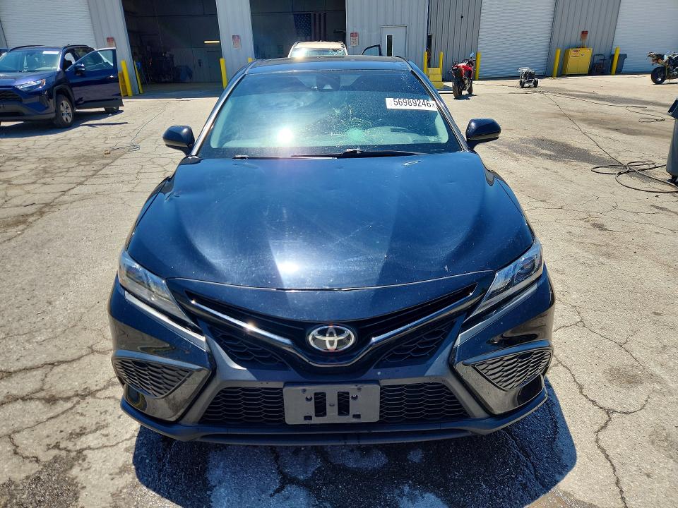 56989246 :رقم المزاد ، 4T1G11AK6MU549049 vin ، 2021 Toyota Camry مزاد بيع