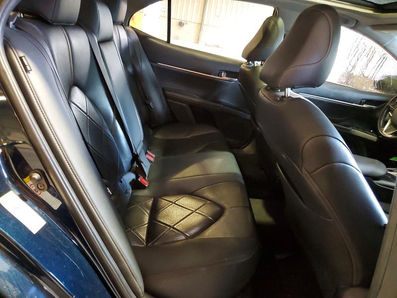 58083596 :رقم المزاد ، 4T1B11HK0JU645576 vin ، 2018 Toyota Camry مزاد بيع