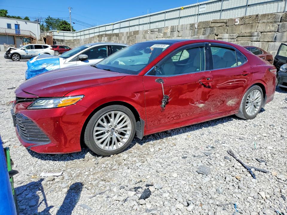 55982836 :رقم المزاد ، 4T1B11HK6JU571984 vin ، 2018 Toyota Camry مزاد بيع