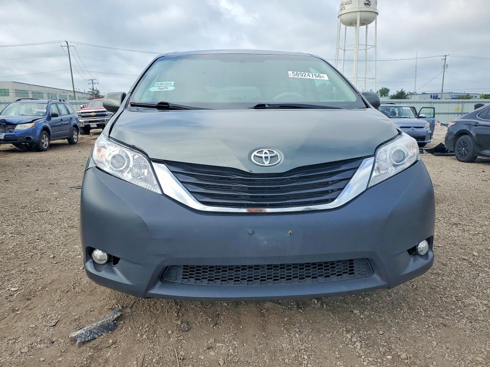 58924766 :رقم المزاد ، 5TDYK3DC8DS336985 vin ، 2013 Toyota Sienna مزاد بيع