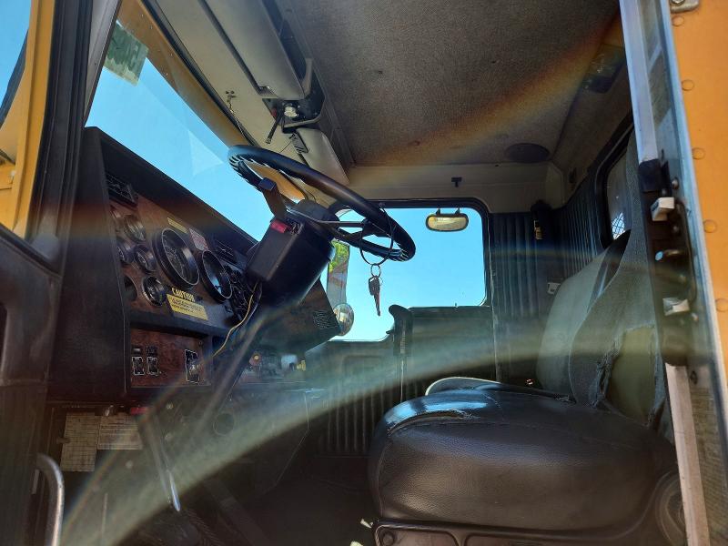 55934156 :رقم المزاد ، 1NKDLU0X71J875261 vin ، 2001 Kenworth T800 مزاد بيع