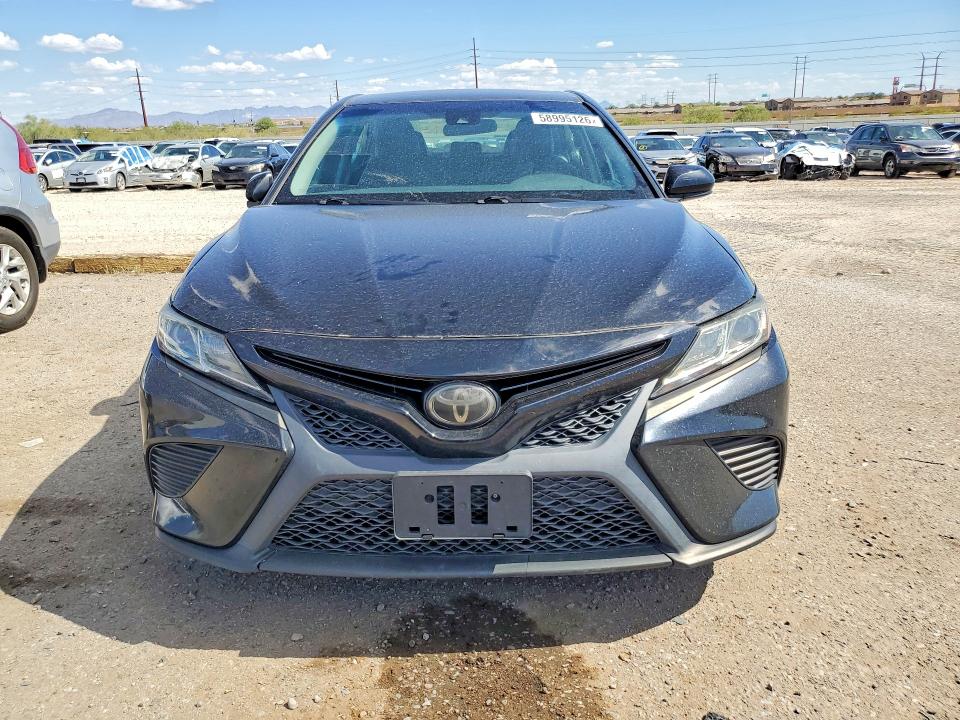 58995126 :رقم المزاد ، 4T1B11HK8JU048644 vin ، 2018 Toyota Camry مزاد بيع
