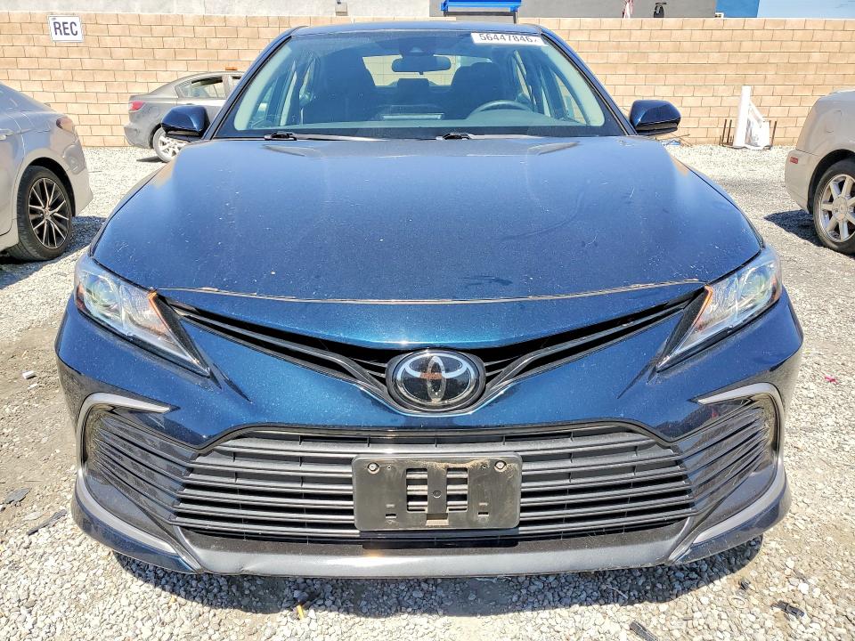 56447846 :رقم المزاد ، 4T1C11AKXMU576141 vin ، 2021 Toyota Camry مزاد بيع