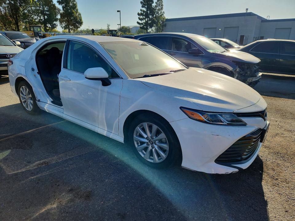57004686 :رقم المزاد ، 4T1B11HK8KU220124 vin ، 2019 Toyota Camry مزاد بيع