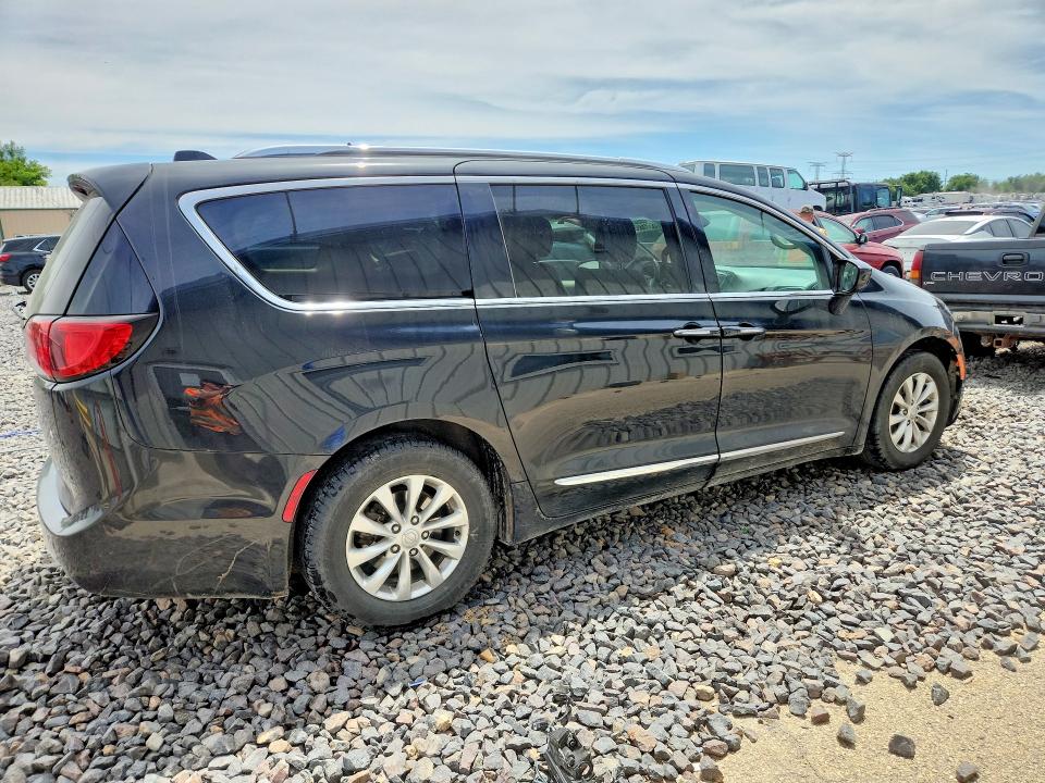 55818256 :رقم المزاد ، 2C4RC1BG8JR290865 vin ، 2018 Chrysler Pacifica مزاد بيع