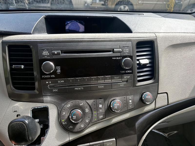 58598036 :رقم المزاد ، 5TDKK3DC8CS240357 vin ، 2012 Toyota Sienna مزاد بيع