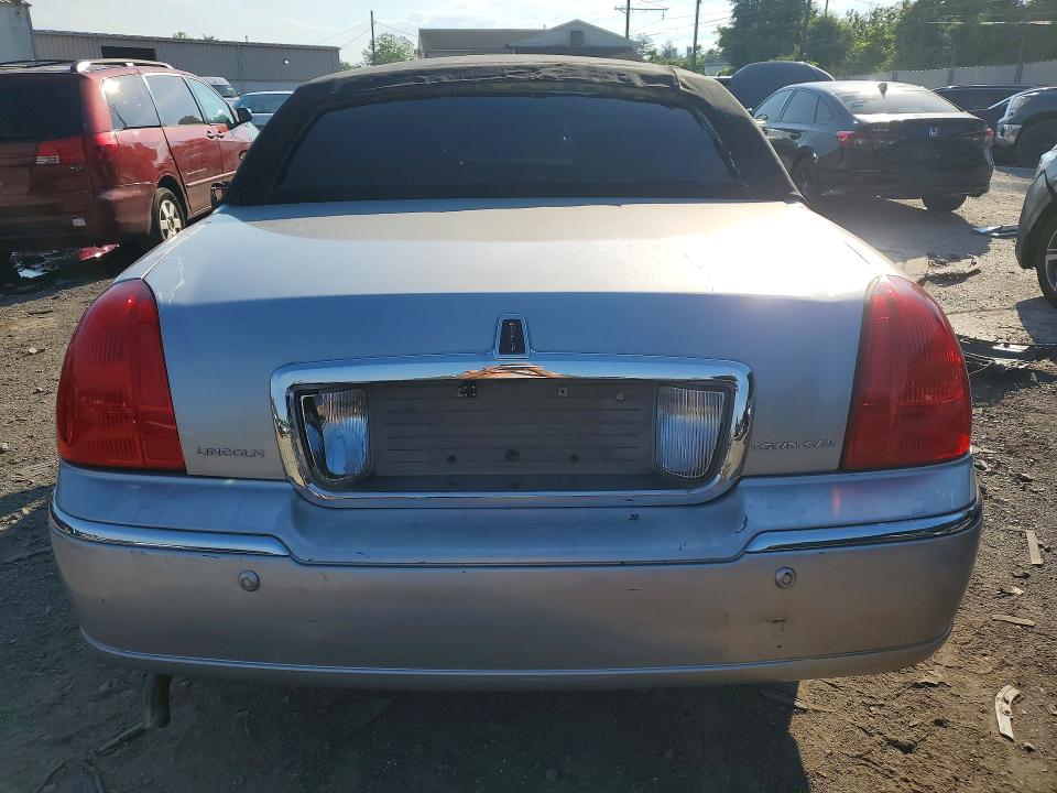2003 Lincoln Town Car მანქანა იყიდება აუქციონზე, vin: 1LNHM83W73Y608220, აუქციონის ნომერი: 56494046