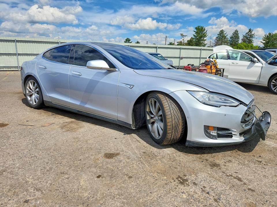 Продажа на аукционе авто 2015 Tesla Model S, vin: 5YJSA1H22FFP69885, номер лота: 57190626