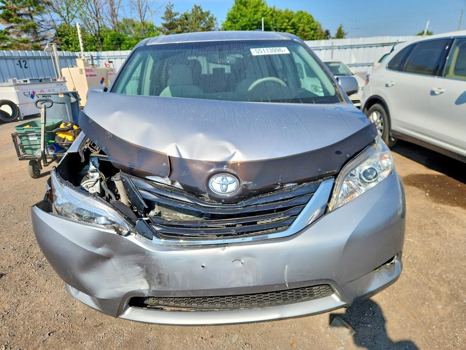 55113996 :رقم المزاد ، 5TDKK3DC7BS095102 vin ، 2011 Toyota Sienna مزاد بيع