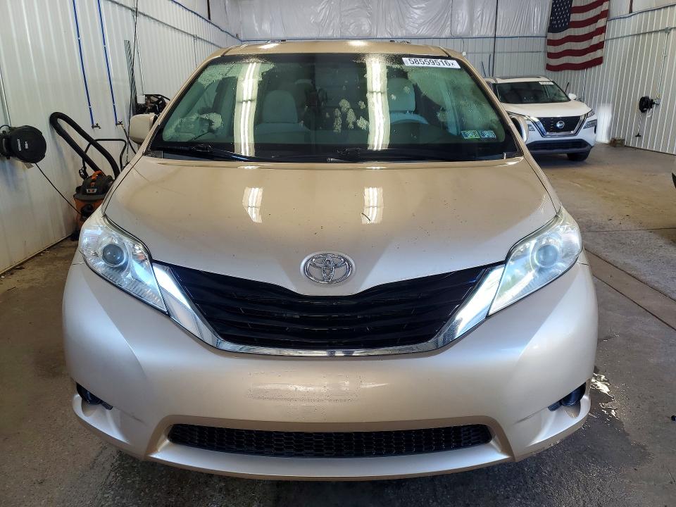 58559516 :رقم المزاد ، 5TDKK3DC7BS008699 vin ، 2011 Toyota Sienna مزاد بيع