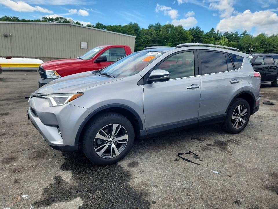 57467046 :رقم المزاد ، JTMRFREV0JD235295 vin ، 2018 Toyota Rav4 مزاد بيع