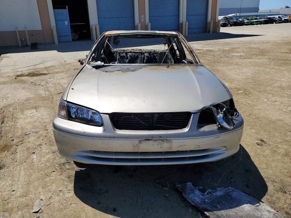 56148016 :رقم المزاد ، JT2BG22K410576747 vin ، 2001 Toyota Camry مزاد بيع