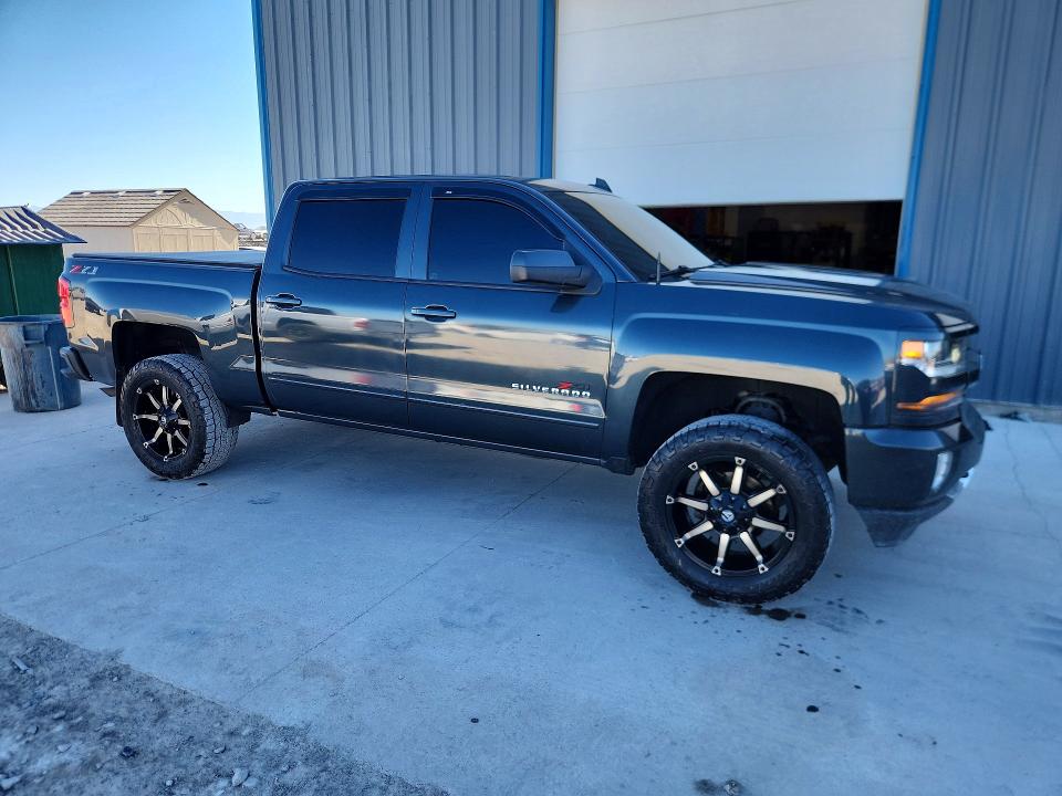 Продаж на аукціоні авто 2018 Chevrolet Silverado, vin: 3GCUKREC0JG472599, номер лоту: 56507956