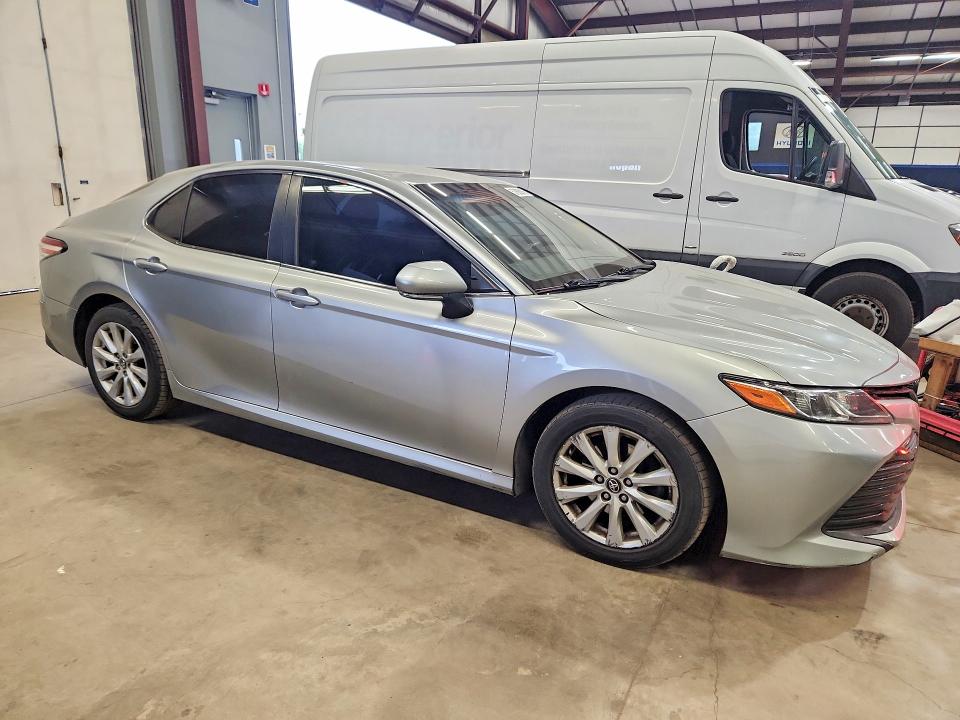 57992816 :رقم المزاد ، 4T1B11HK2JU538447 vin ، 2018 Toyota Camry مزاد بيع