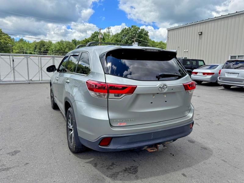 57776586 :رقم المزاد ، 5TDBZRFH9HS367178 vin ، 2017 Toyota Highlander مزاد بيع