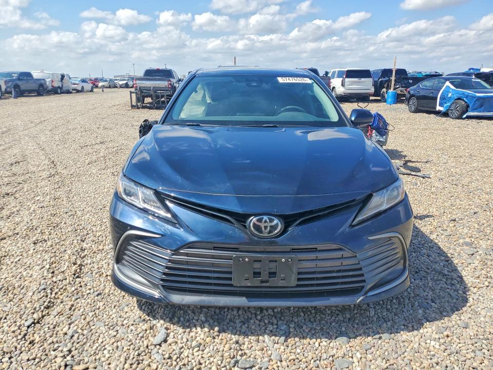 57476526 :رقم المزاد ، 4T1C11AK4MU466654 vin ، 2021 Toyota Camry مزاد بيع