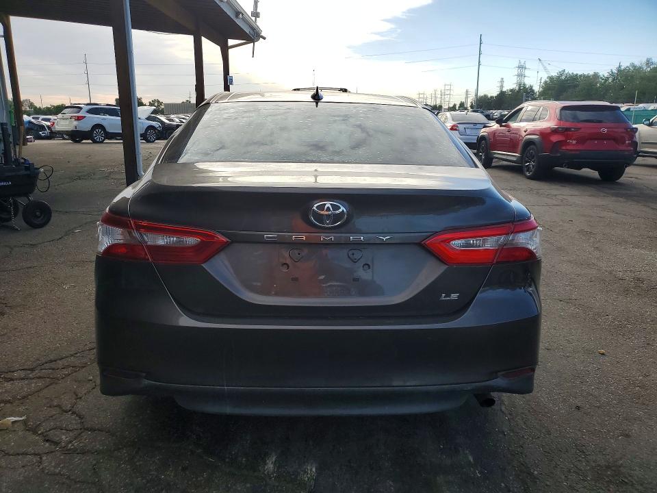 58117246 :رقم المزاد ، 4T1B11HKXKU703968 vin ، 2019 Toyota Camry مزاد بيع