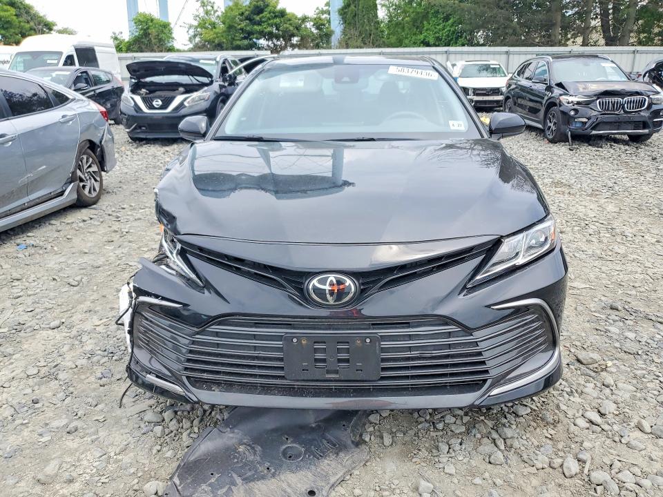 58379436 :رقم المزاد ، 4T1C11AK3NU697465 vin ، 2022 Toyota Camry مزاد بيع