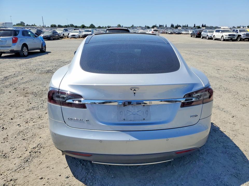 56996116 :رقم المزاد ، 5YJSA1E22FF120253 vin ، 2015 Tesla Model S مزاد بيع
