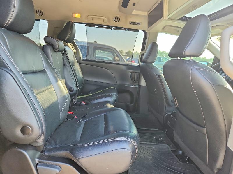 56952026 :رقم المزاد ، 5TDXZ3DC0JS955065 vin ، 2018 Toyota Sienna مزاد بيع