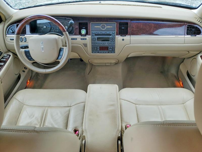 57831496 :رقم المزاد ، 2LNBL8CV7BX754860 vin ، 2011 Lincoln Town Car مزاد بيع