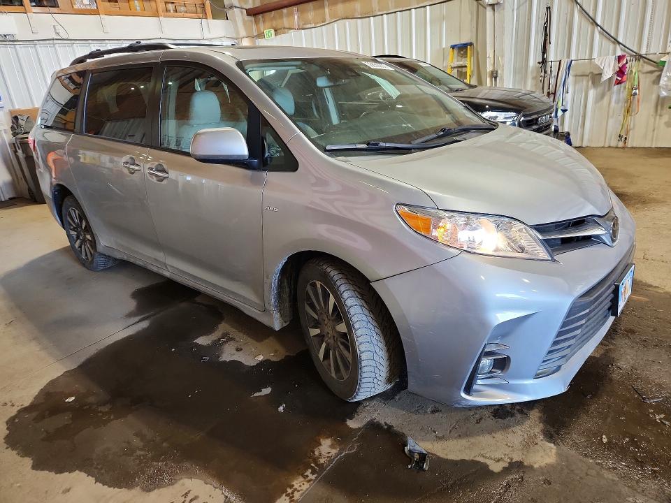 55655906 :رقم المزاد ، 5TDDZ3DC2JS201880 vin ، 2018 Toyota Sienna مزاد بيع
