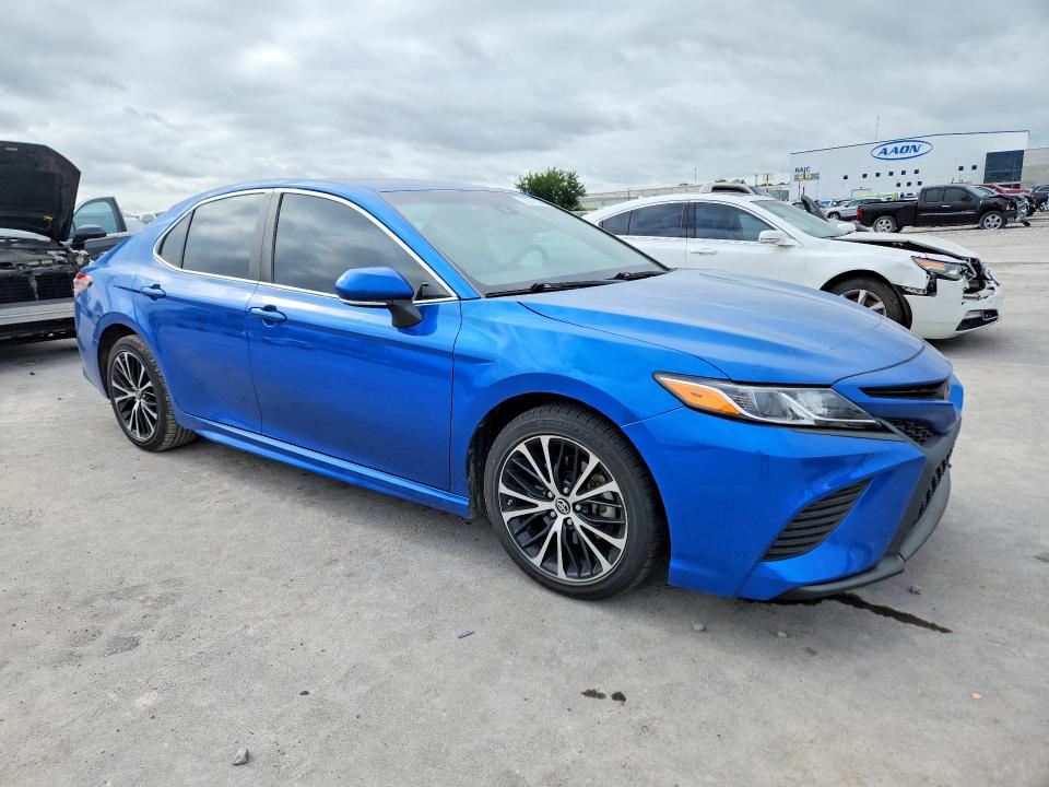 53741146 :رقم المزاد ، 4T1B11HK9JU074685 vin ، 2018 Toyota Camry مزاد بيع