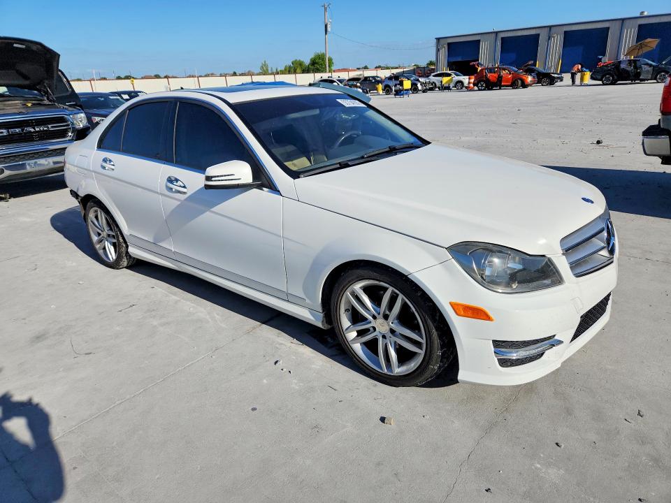 Продажа на аукционе авто 2013 Mercedes-benz C, vin: WDDGF4HB1DR285504, номер лота: 55754296
