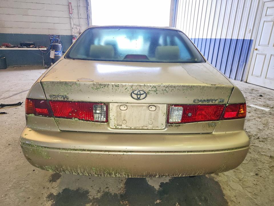 56769166 :رقم المزاد ، 4T1BF22K5YU950159 vin ، 2000 Toyota Camry مزاد بيع