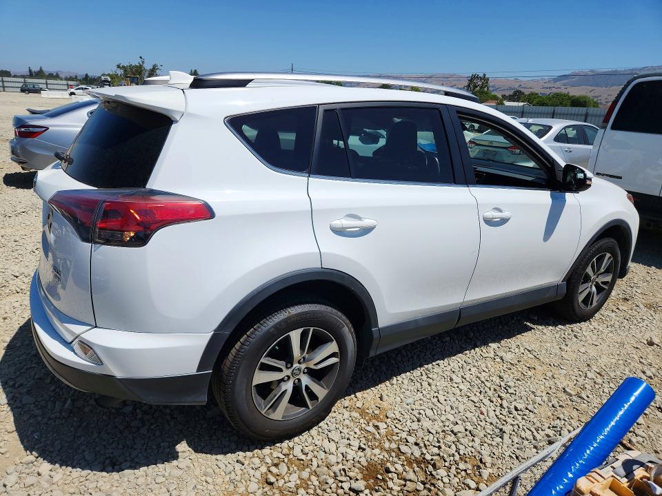 57317626 :رقم المزاد ، 2T3RFREV1HW672798 vin ، 2017 Toyota Rav4 مزاد بيع