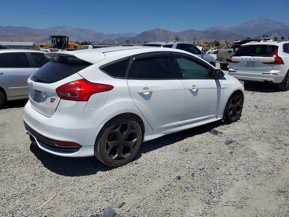 56532946 :رقم المزاد ، 1FADP3L93HL245819 vin ، 2017 Ford Focus مزاد بيع