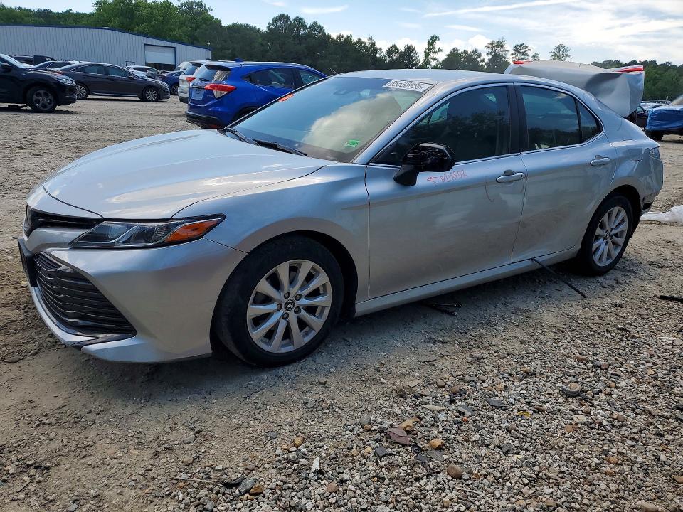 55538036 :رقم المزاد ، 4T1B11HK8JU008970 vin ، 2018 Toyota Camry مزاد بيع