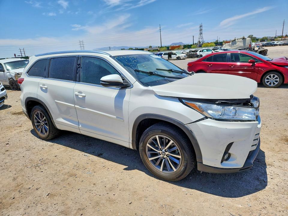 2018 Toyota Highlander მანქანა იყიდება აუქციონზე, vin: 5TDKZRFH3JS544474, აუქციონის ნომერი: 56475696