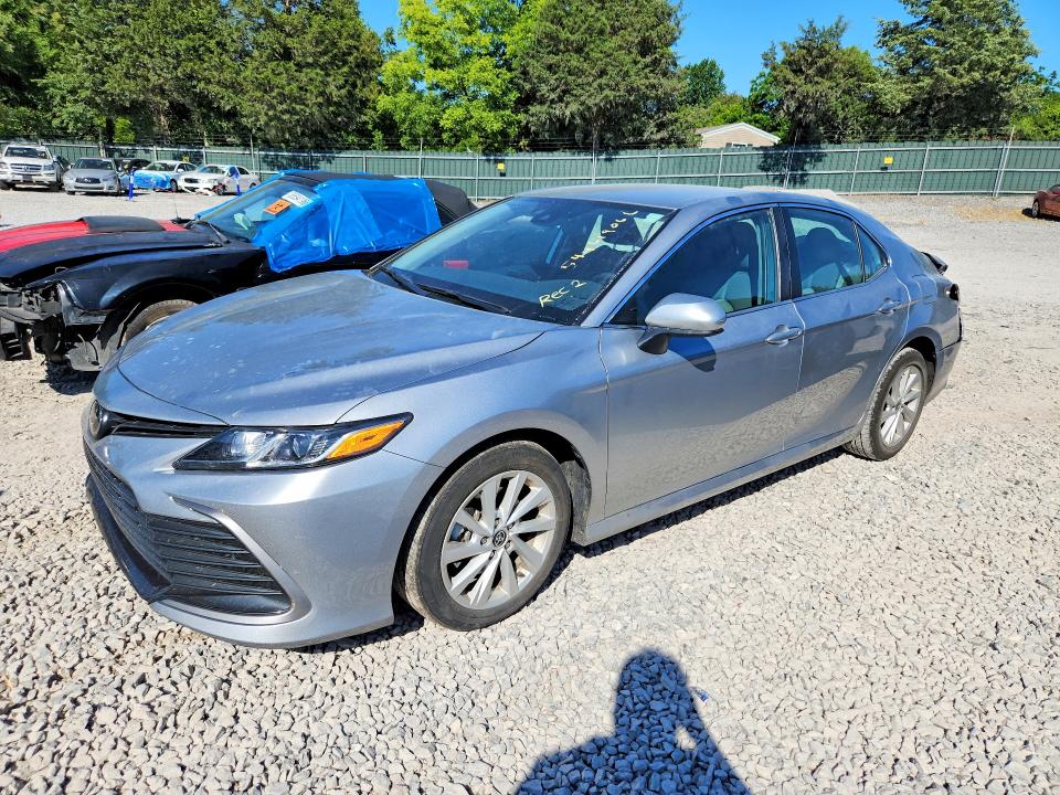54461906 :رقم المزاد ، 4T1C11AK7NU676229 vin ، 2022 Toyota Camry مزاد بيع