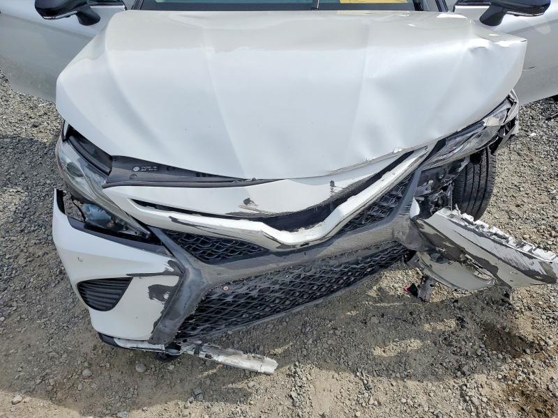 55995546 :رقم المزاد ، 4T1B61HK0JU073183 vin ، 2018 Toyota Camry مزاد بيع