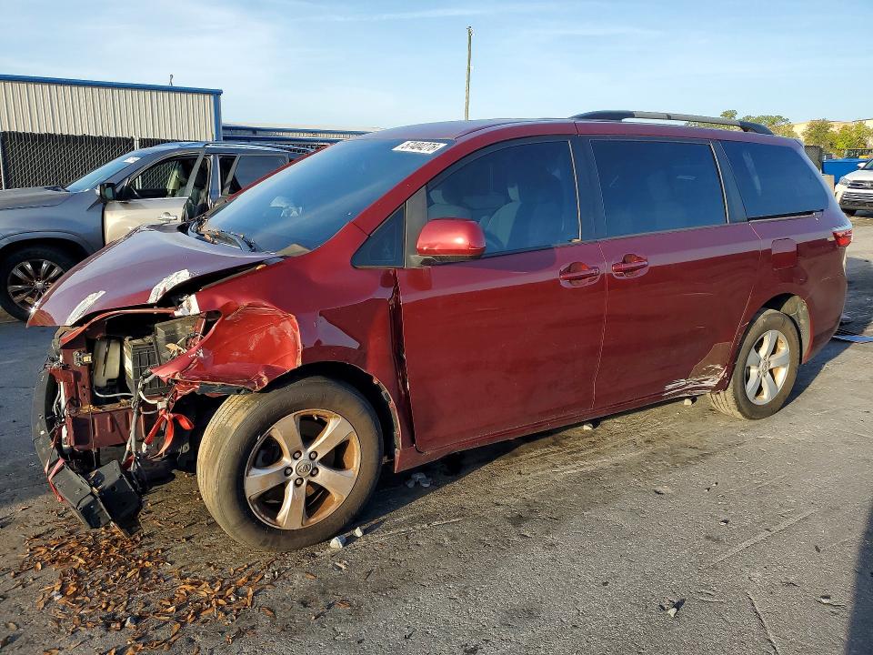 57404276 :رقم المزاد ، 5TDKK3DC7FS644982 vin ، 2015 Toyota Sienna مزاد بيع
