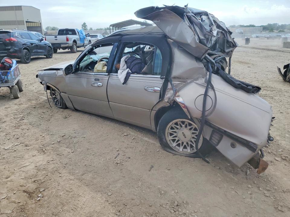 55886126 :رقم المزاد ، 1LNHM82W6XY686222 vin ، 1999 Lincoln Town Car مزاد بيع
