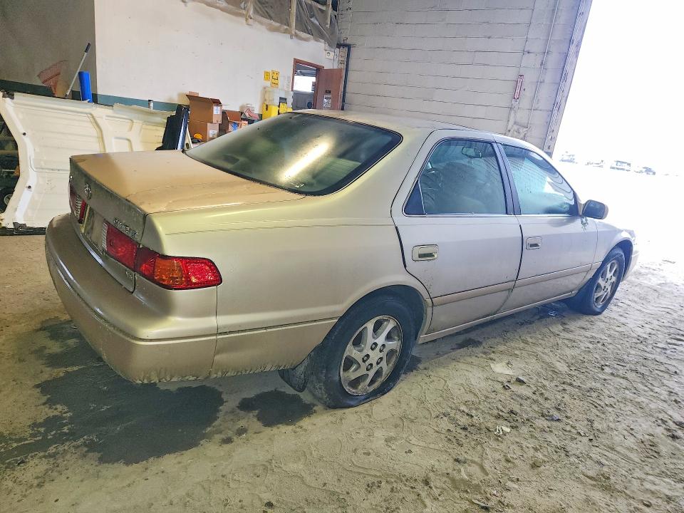 56769166 :رقم المزاد ، 4T1BF22K5YU950159 vin ، 2000 Toyota Camry مزاد بيع