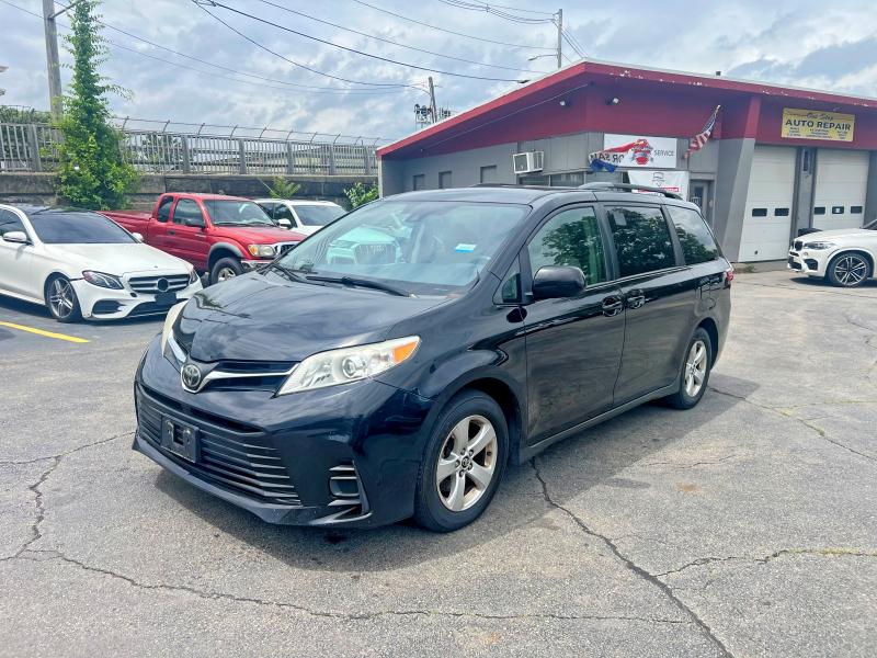 58391086 :رقم المزاد ، 5TDKZ3DC7JS903233 vin ، 2018 Toyota Sienna مزاد بيع