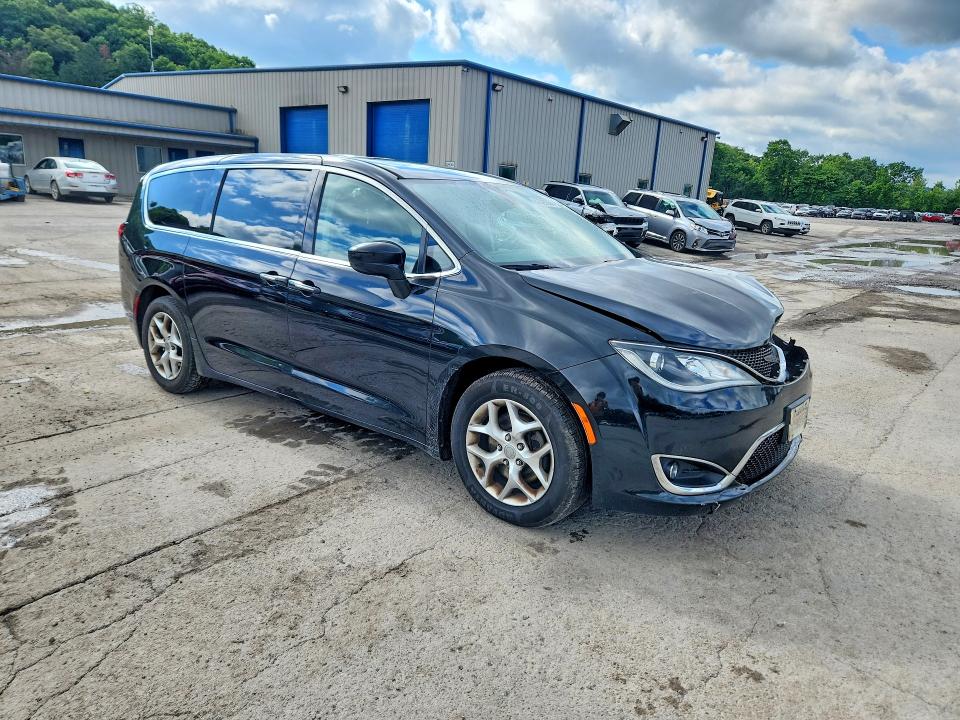 57320536 :رقم المزاد ، 2C4RC1FG2JR122942 vin ، 2018 Chrysler Pacifica مزاد بيع
