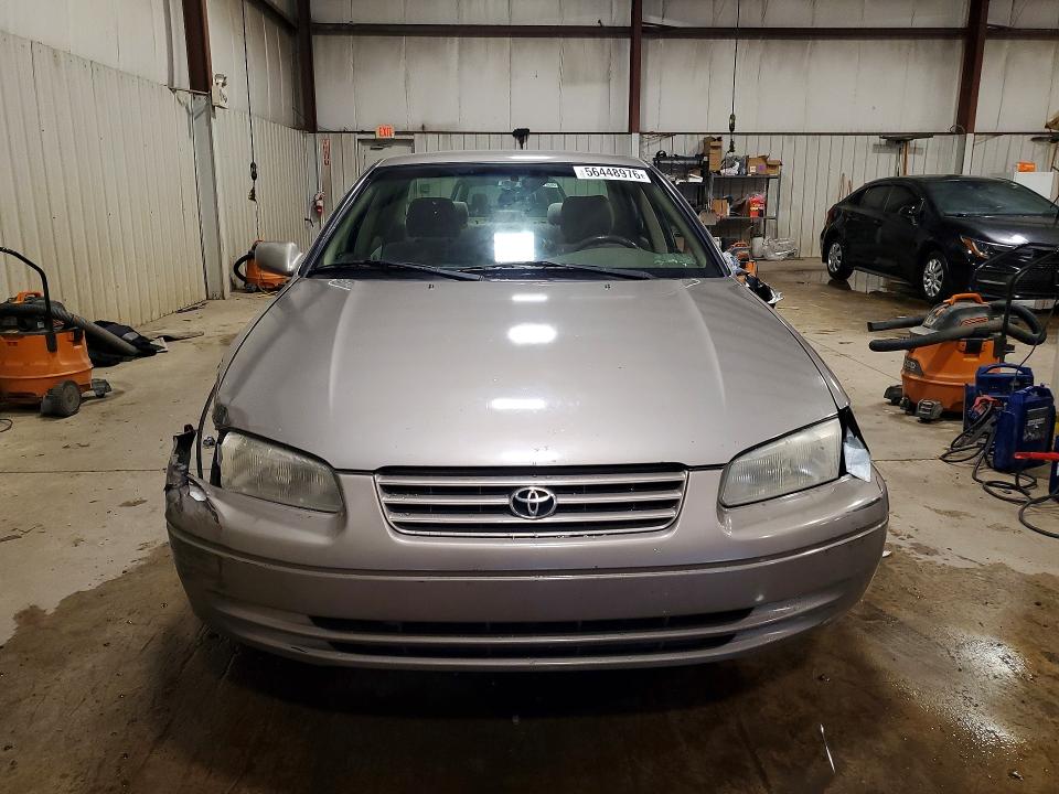56448976 :رقم المزاد ، 4T1BG22K1XU415373 vin ، 1999 Toyota Camry مزاد بيع