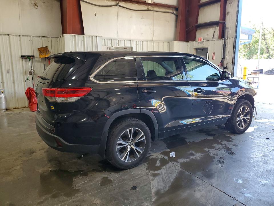 2018 Toyota Highlander მანქანა იყიდება აუქციონზე, vin: 5TDBZRFH9JS879318, აუქციონის ნომერი: 57639376