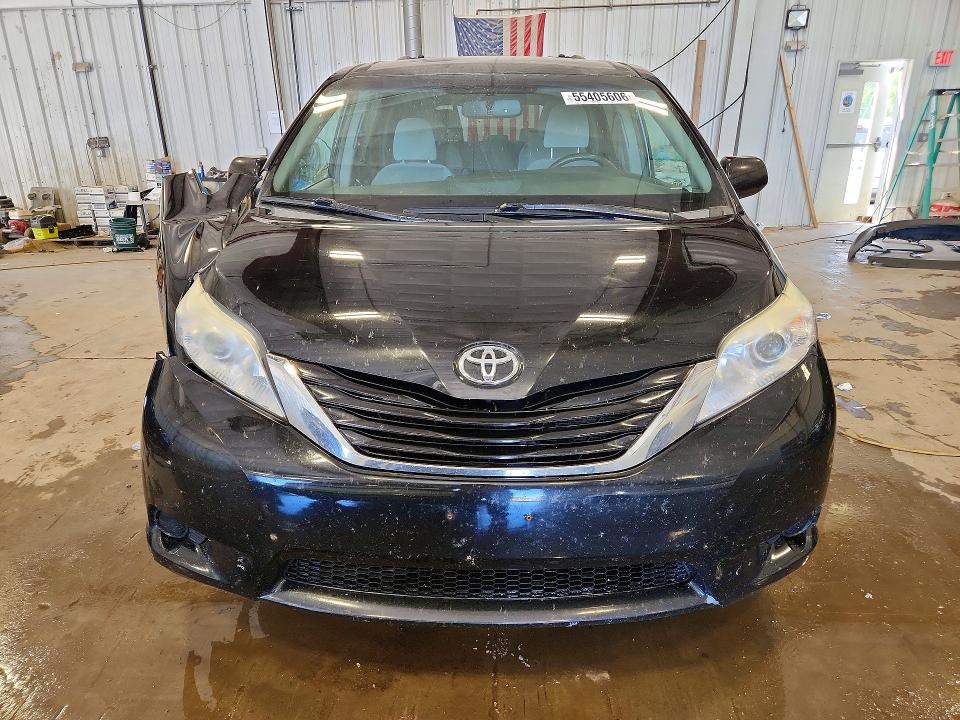 55405606 :رقم المزاد ، 5TDJZ3DC6HS166404 vin ، 2017 Toyota Sienna مزاد بيع