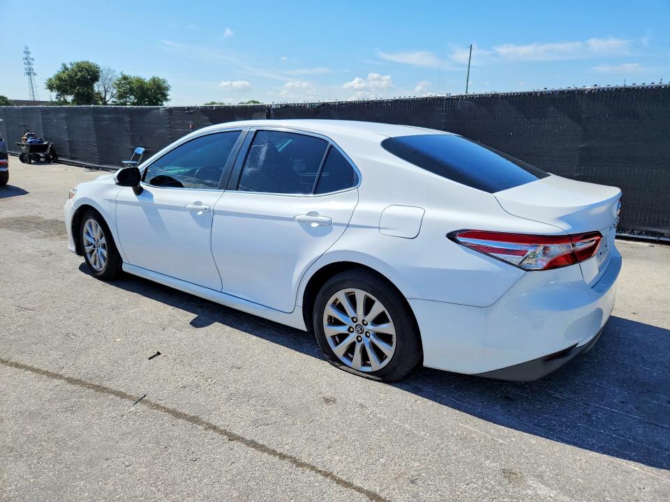 57261396 :رقم المزاد ، 4T1B11HK3JU050432 vin ، 2018 Toyota Camry مزاد بيع