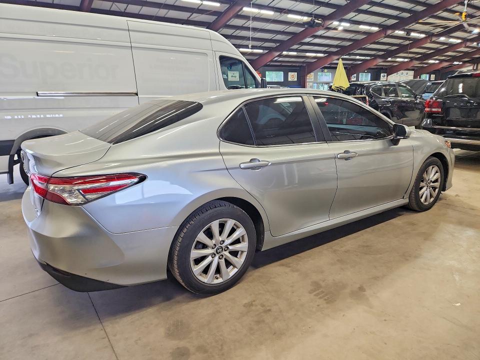 57992816 :رقم المزاد ، 4T1B11HK2JU538447 vin ، 2018 Toyota Camry مزاد بيع