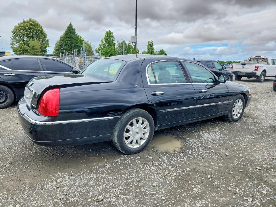 58930606 :رقم المزاد ، 2LNBL8CV2AX613239 vin ، 2010 Lincoln Town Car مزاد بيع